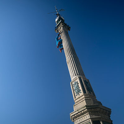 Figura de Spiderman escalando o Obelisco
