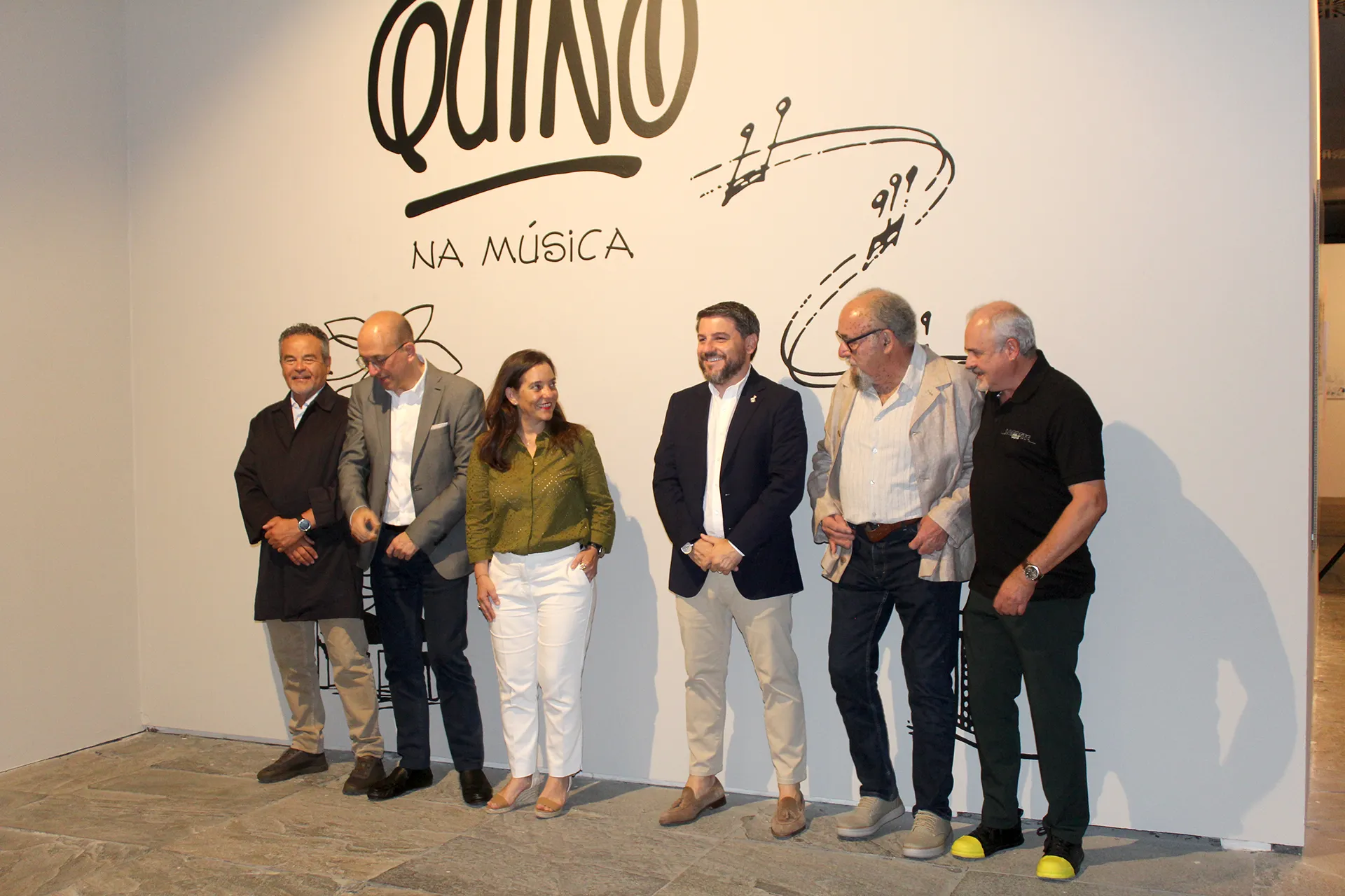 Foto de autoridades na inauguración da exposición de Quino na música