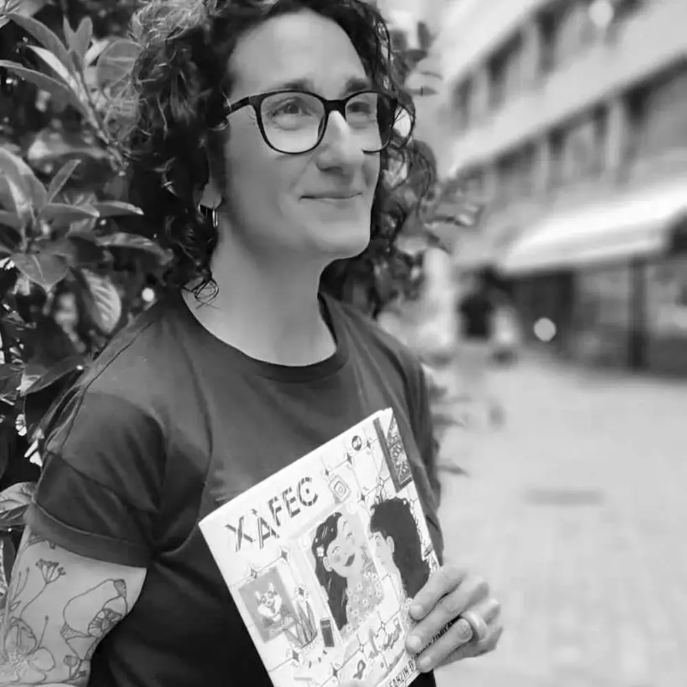 Montse Mazorriaga na rúa co seu fancine