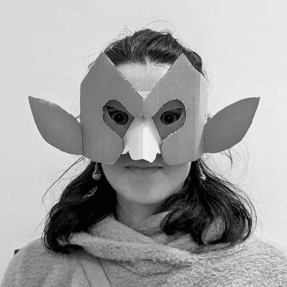 Raquel Montero cunha máscara de cartón