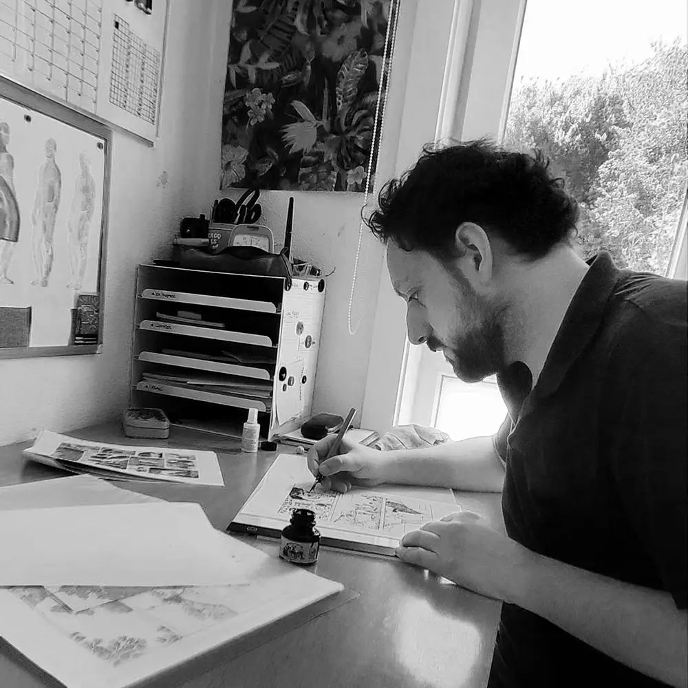 Rubén Rial na mesa de debuxo
