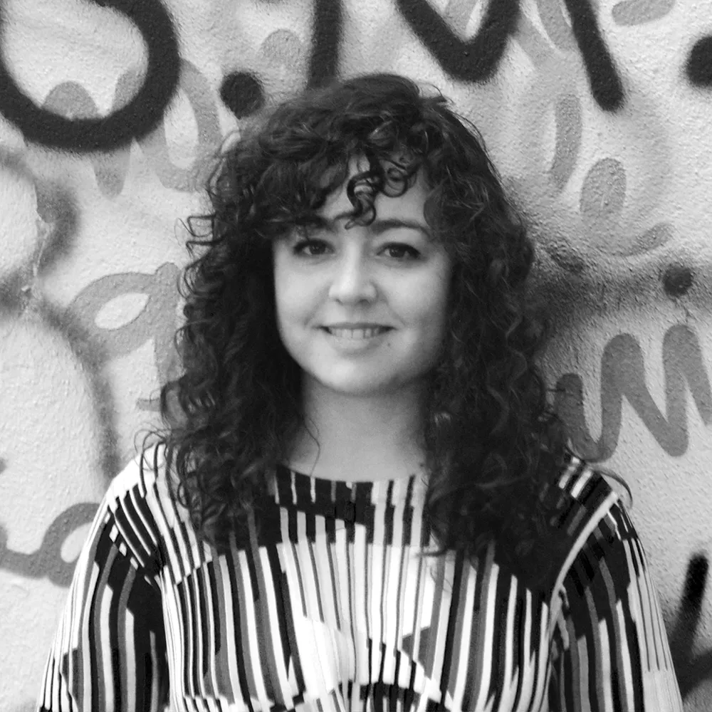 Sandra Lodi frente a un muro con grafiti