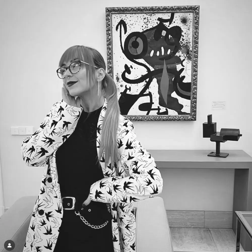 Sara Jotabe diante dun cadro