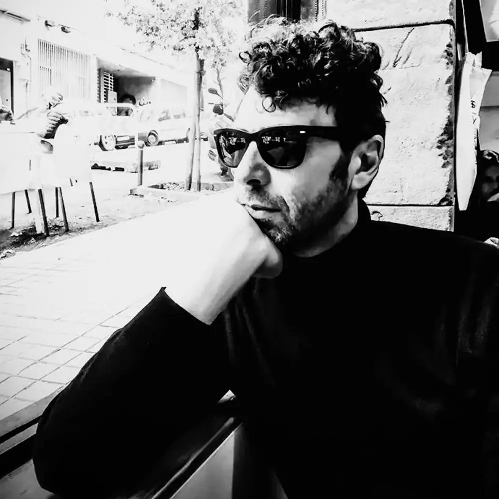 Fermín Solís mirando por unha ventá