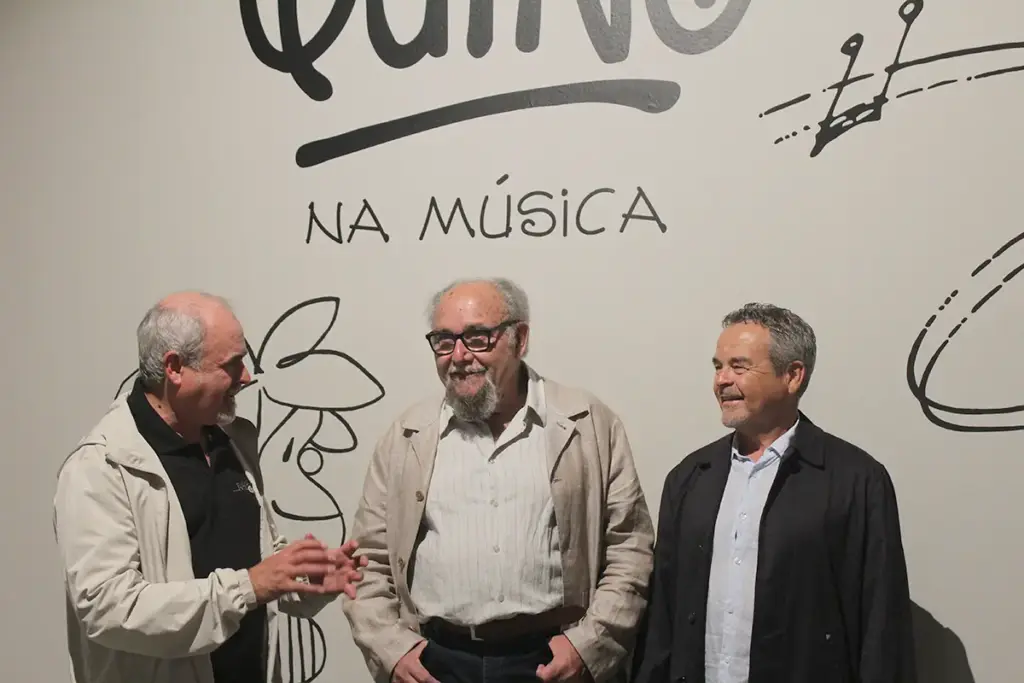 Guillermo e Diego Lavado na exposición Quino na música