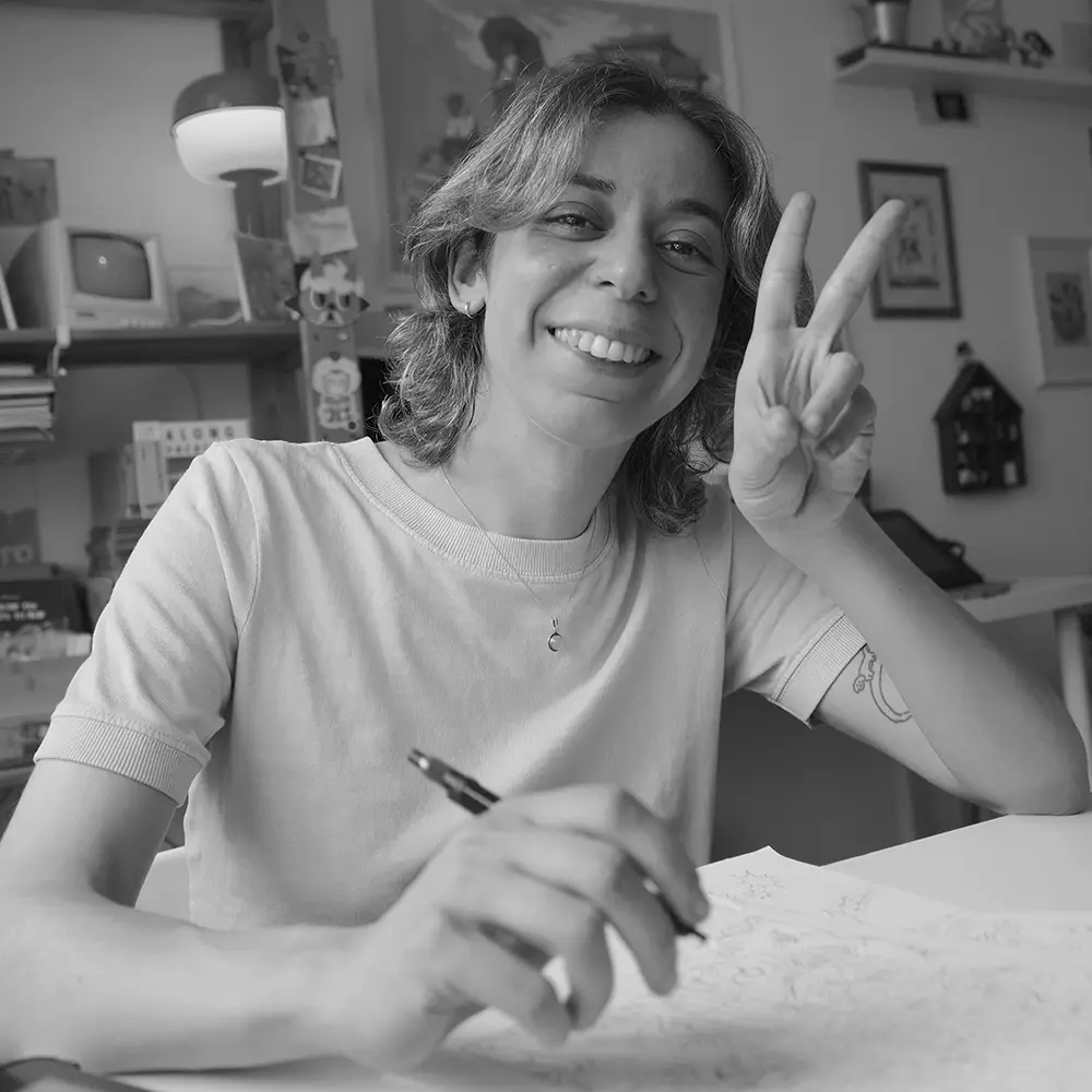 Anabel Colado feliz na súa mesa de debuxo