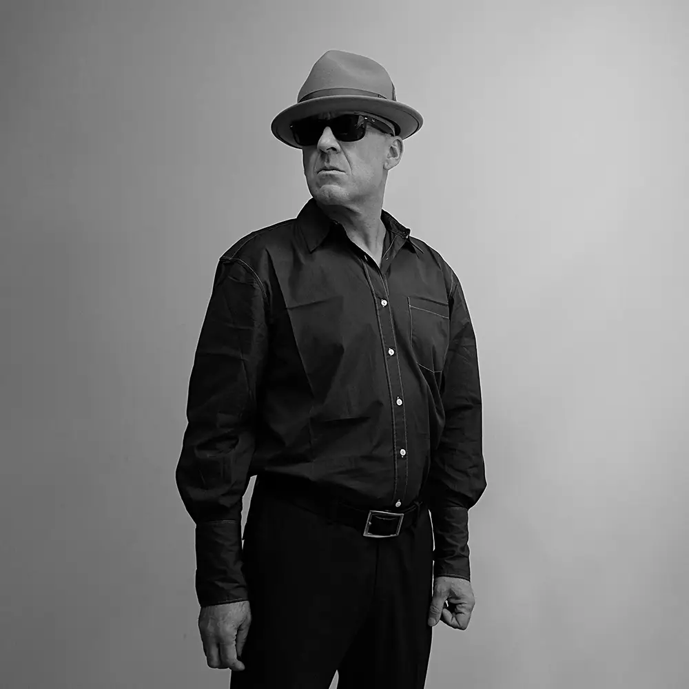 Víctor Coyote nun fondo neutro