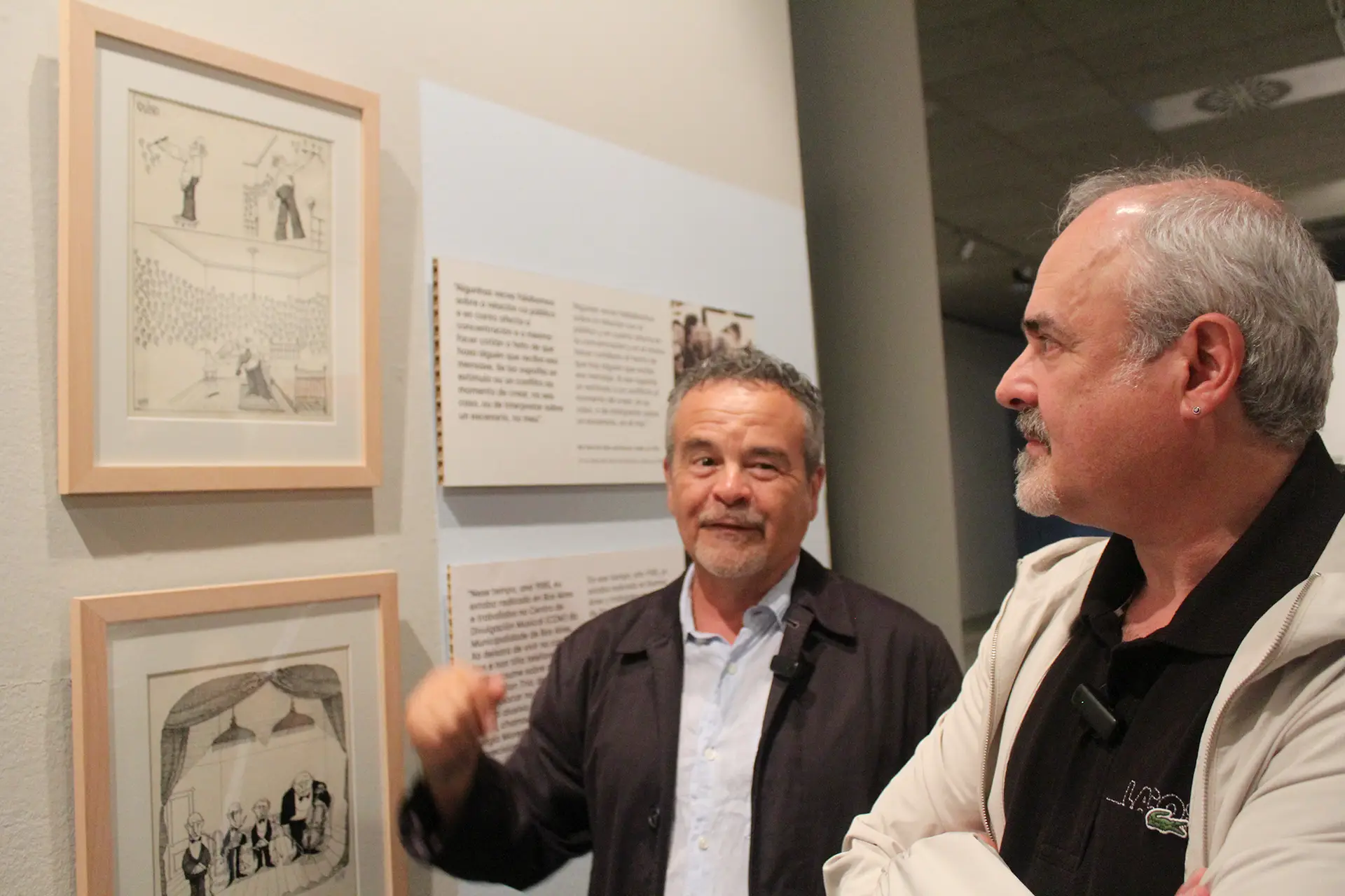 Guillermo e Diego Lavado na exposición Quino na música