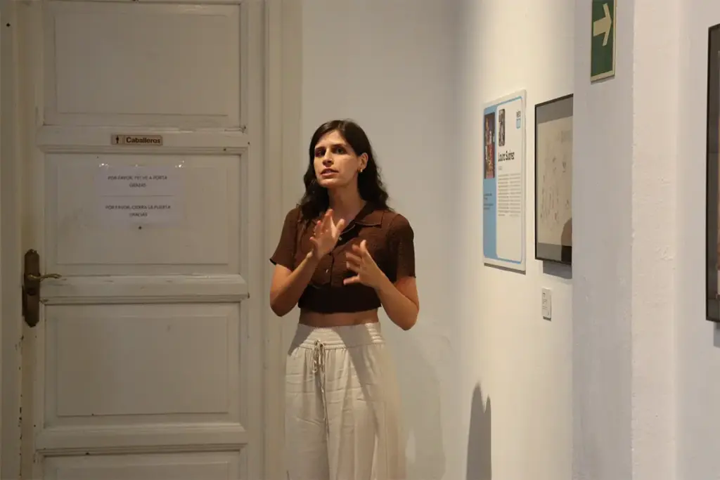 Laura Suárez na visita guiada de Viñetas desde o Atlántico 2025