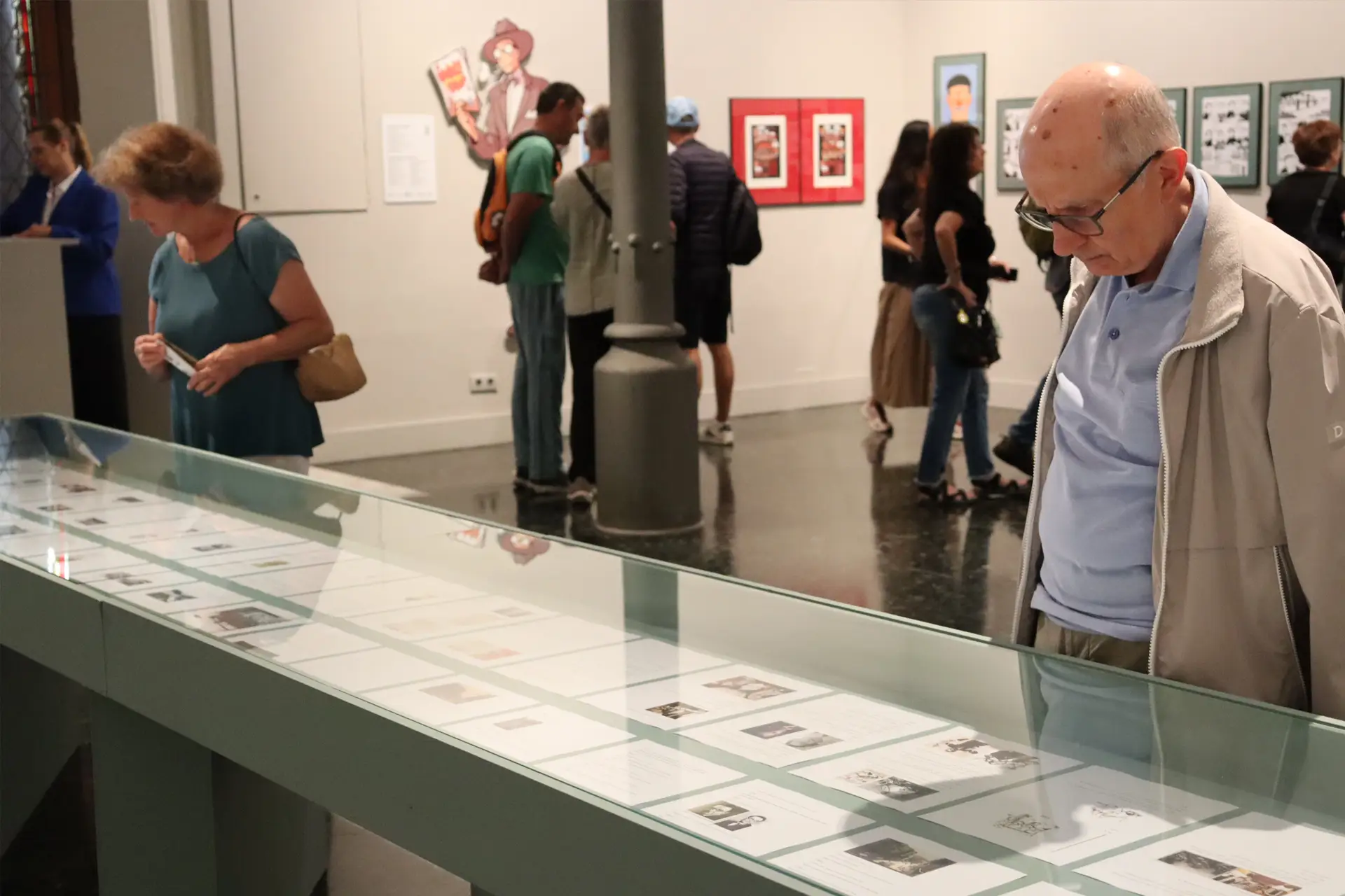 Visitantes na exposición Castelao na BD no Palacio Municipal de María Pita