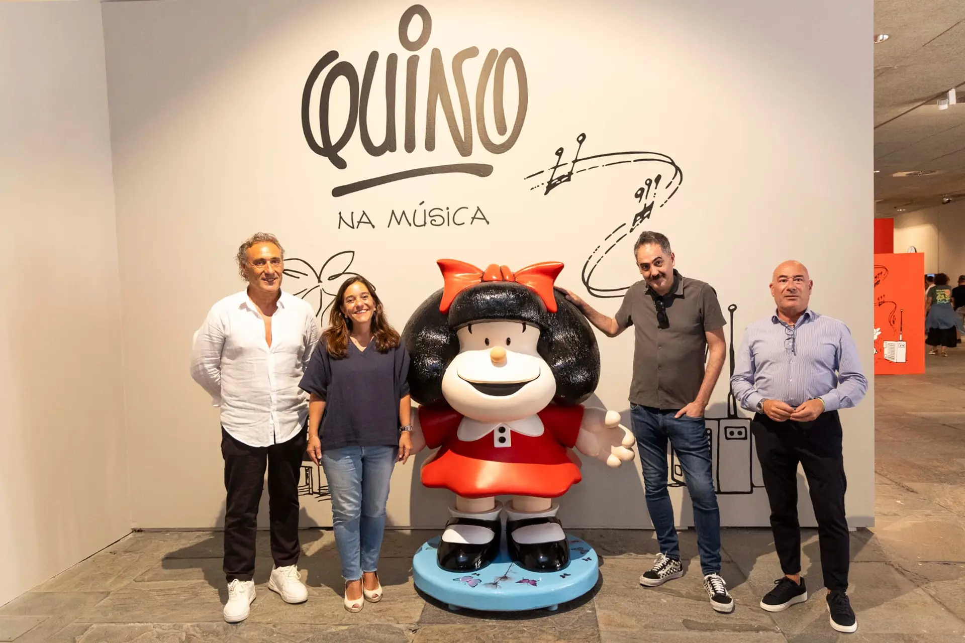Inauguración da figura de Mafalda en Viñetas desde o Atlántico coa alcaldesa Inés Rey e o director do festival Manel Cráneo