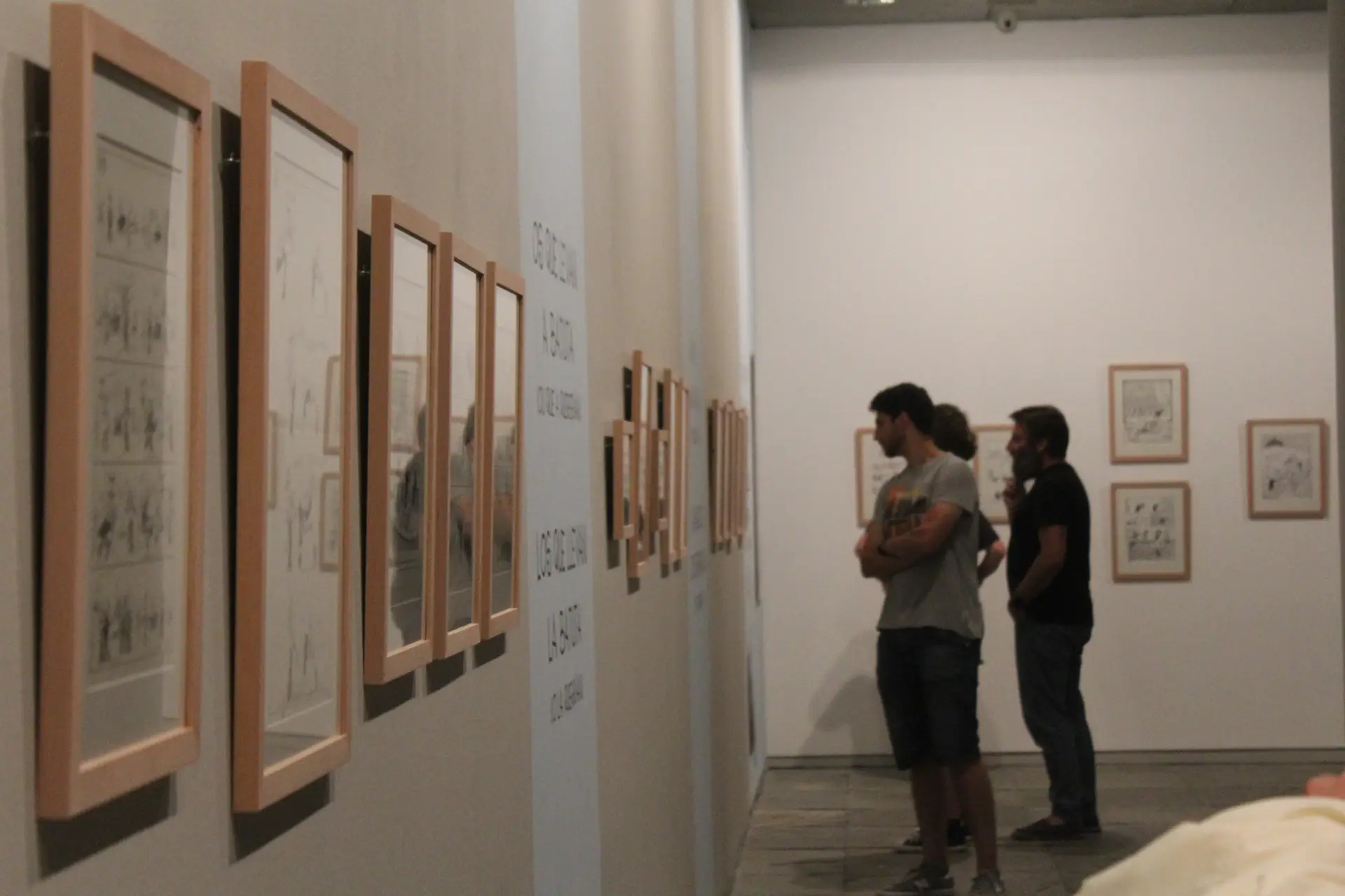 Visitantes na exposición de Quino na música