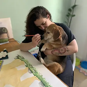 La Chica de la Cinta no seu estudio co seu can