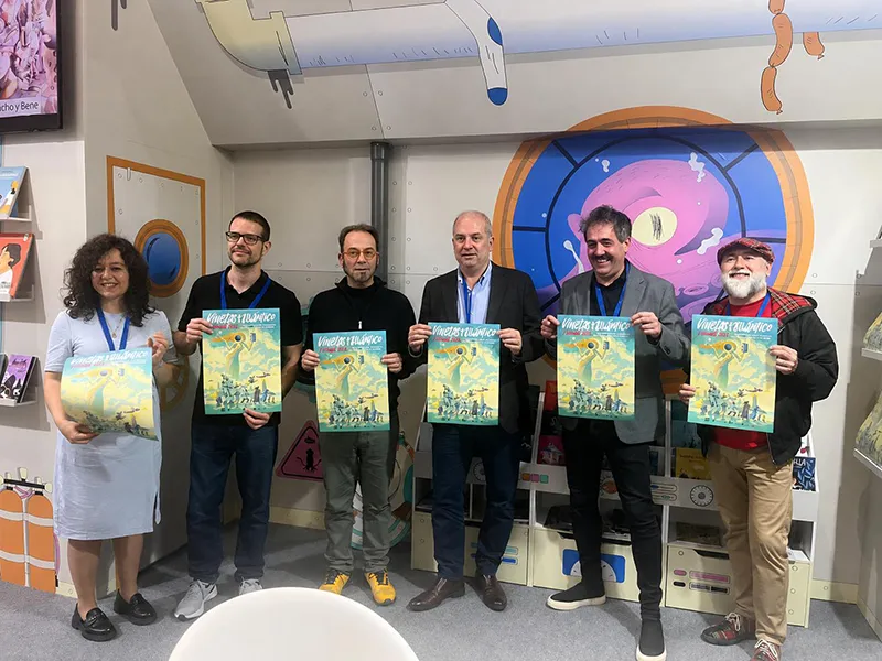 Presentación do cartel Viñetas desde o Atlántico 2026. Persoal responsable do festival amosando o novo cartel na feira de cómic de Barcelona.