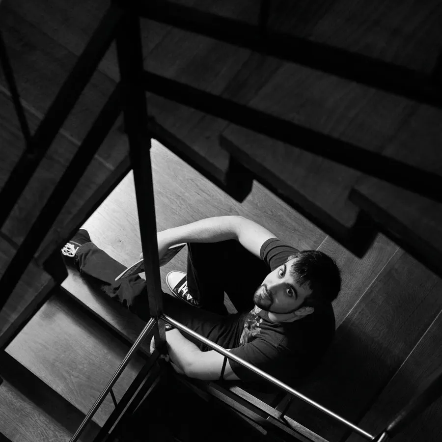 Retrato en branco e negro de Jorge Peral
