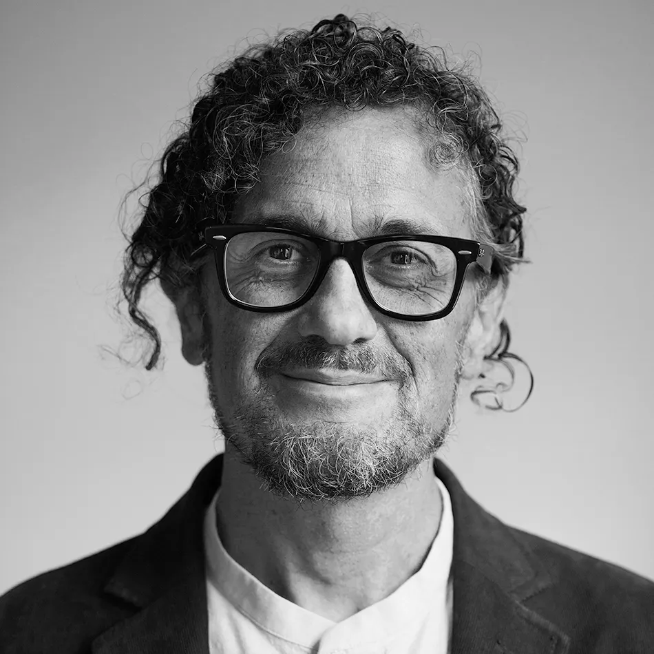 Retrato en branco e negro de Miguel Robledo