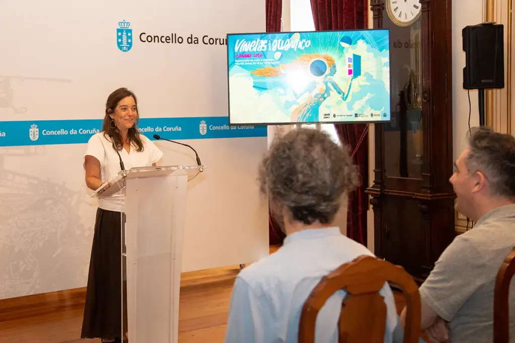 A alcaldesa da Coruña Inés Rey falando desde o atril