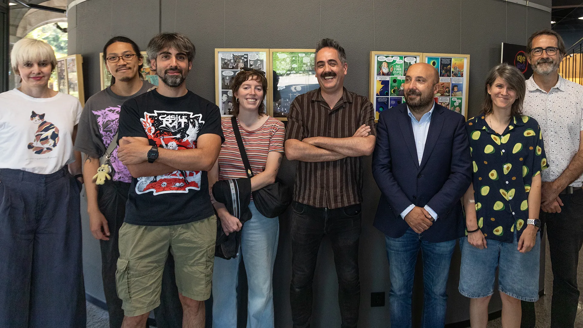 Autoridades e autores e autoras na presentaci&oacute;n da exposici&oacute;n Eclipse de Vi&ntilde;etas