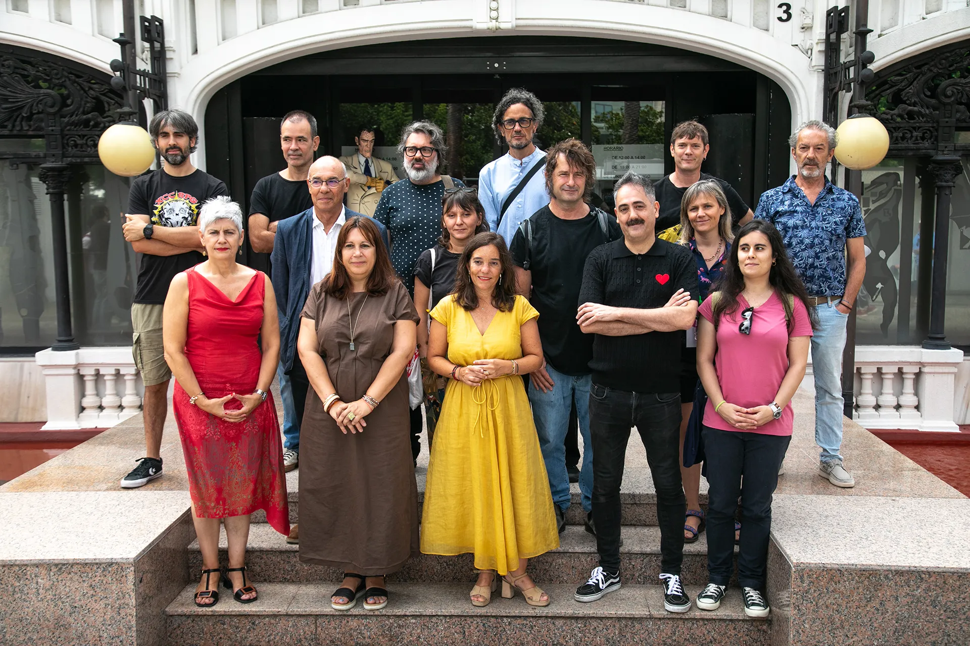 Foto de familia da inauguraci&oacute;n do Vi&ntilde;etas desde o Atl&aacute;ntico 2026 fronte ao Kiosko Alfonso