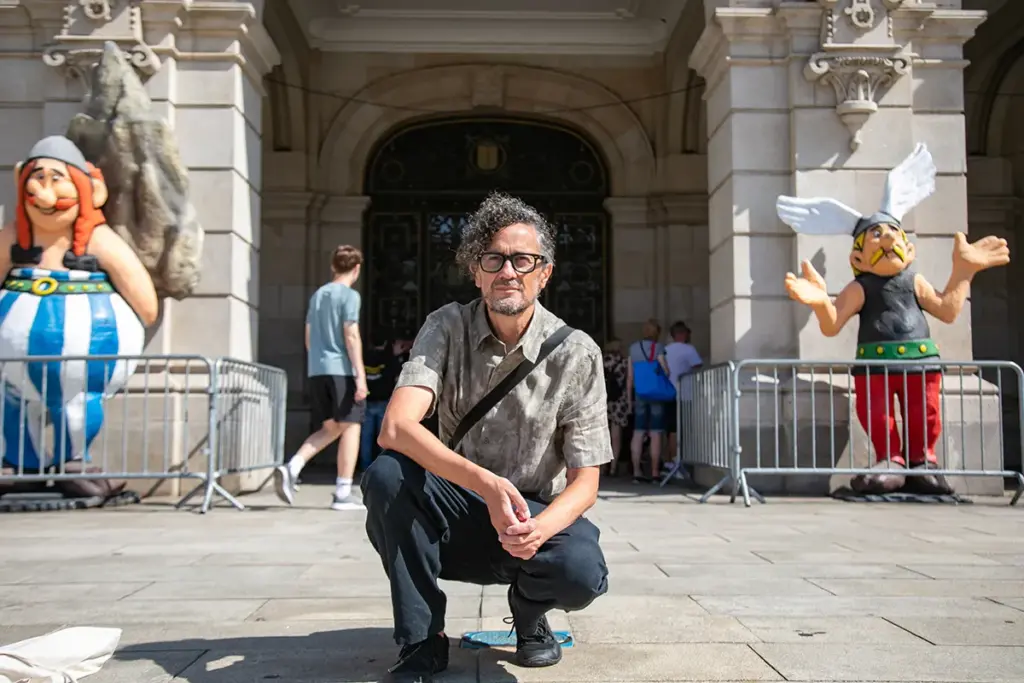 Miguel Robledo fronte á porta do Concello da Coruña
