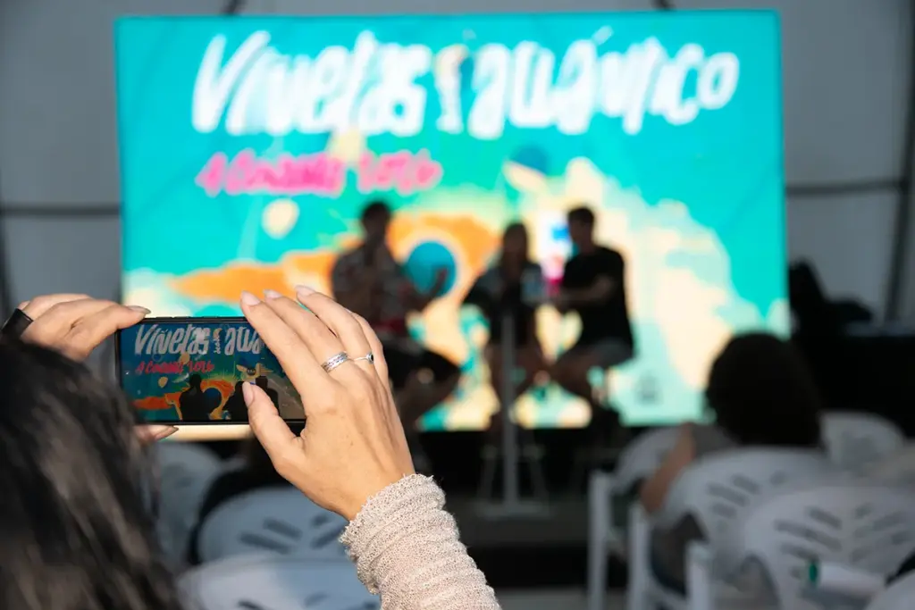 Muller tomando unha fotografía co seu móvil ao escenario de Viñetas