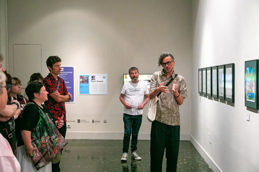 Miguel Robledo explica a súa exposición