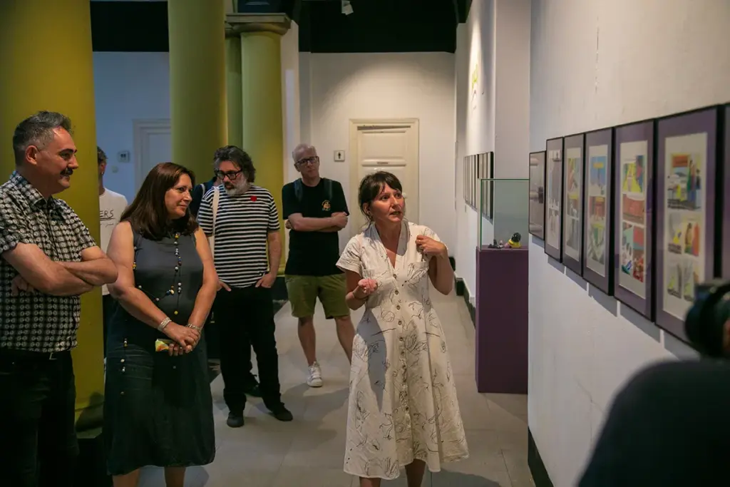Giovanna Lopalco explica a exposición dos Premios Castelao da Diputación de A Coruña