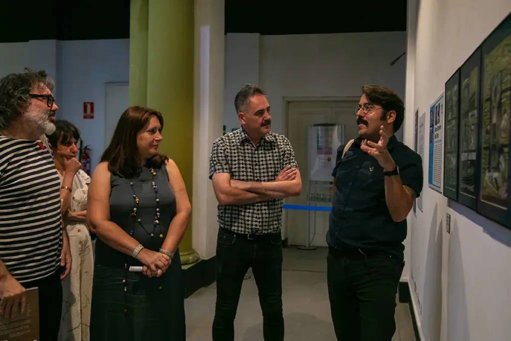 Elías Taño explica a exposición dos Premios Castelao da Diputación de A Coruña
