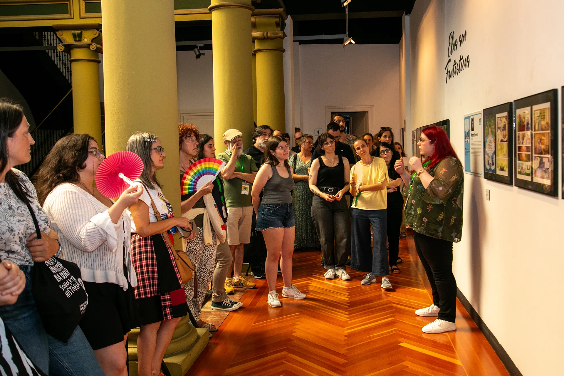 Un grupo de xente na visita guiada da exposici&oacute;n Elas son Fant&aacute;sticas