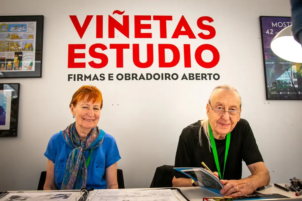 Mary M. Talbot e Bryan Talbot na caseta de Viñetas Estudio asinando exemplares