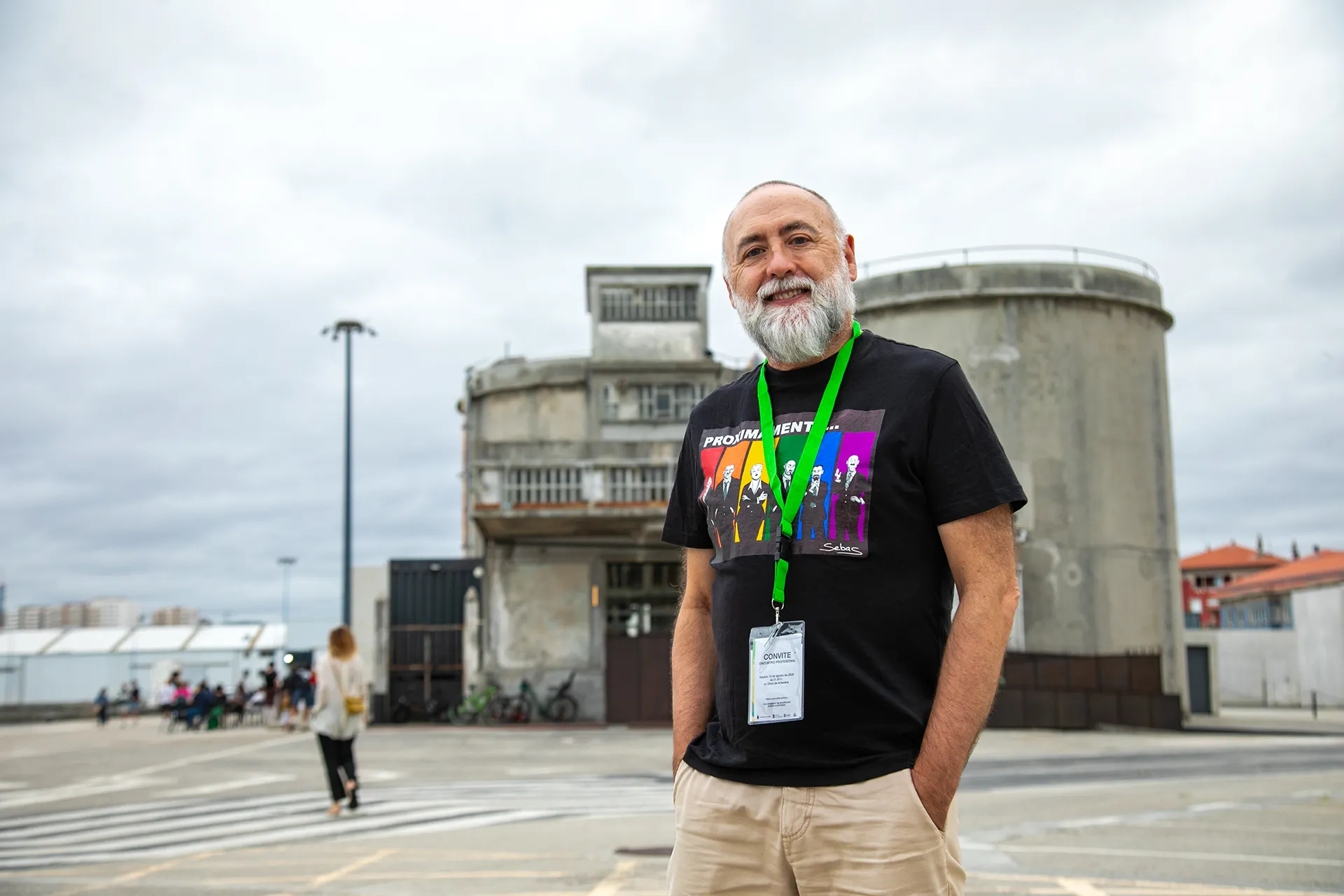 O ilustrador Sebas Mart&iacute;n co peirao da Coru&ntilde;a ao fondo