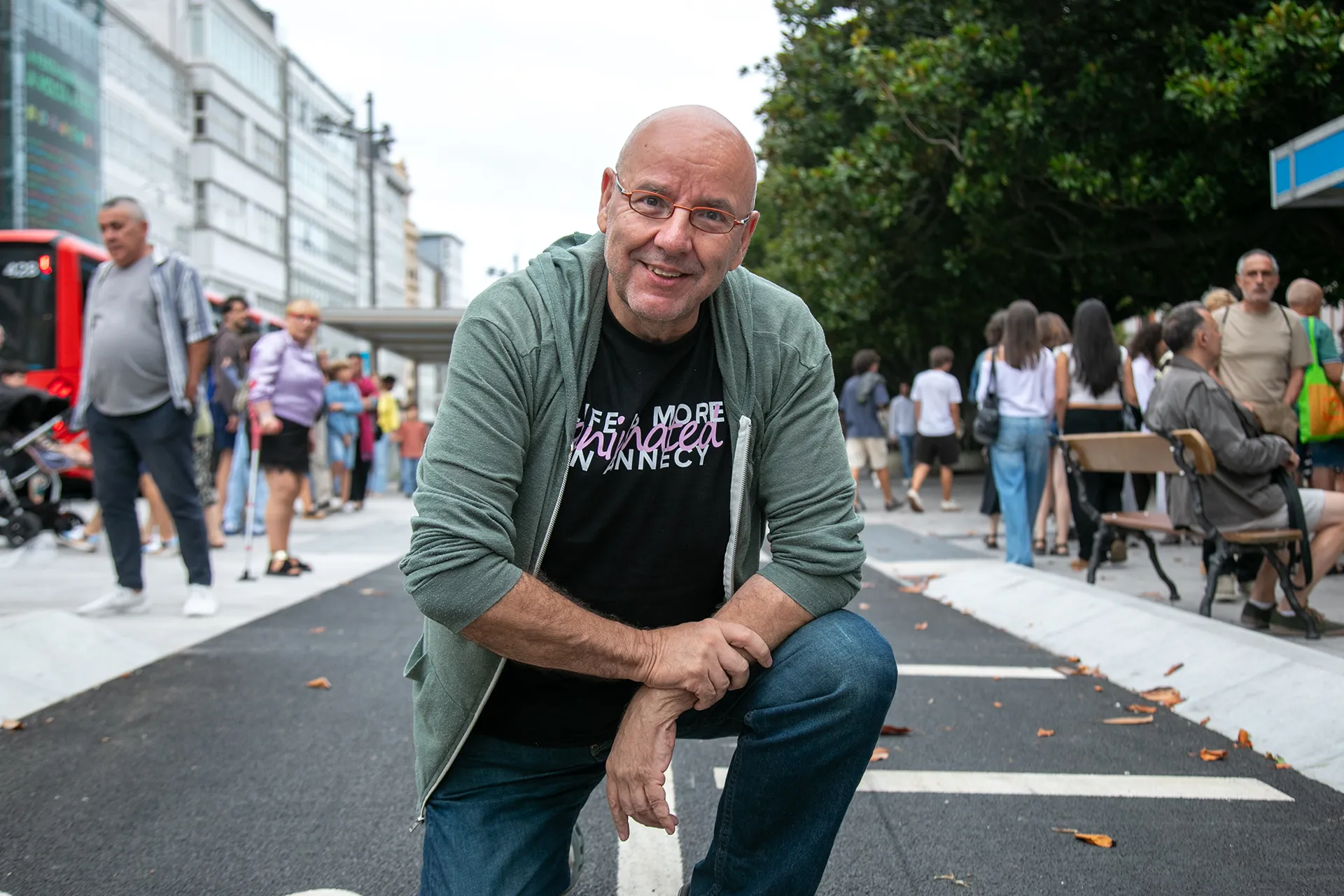 Ra&uacute;l Garc&iacute;a no medio da r&uacute;a no centro da Coru&ntilde;a