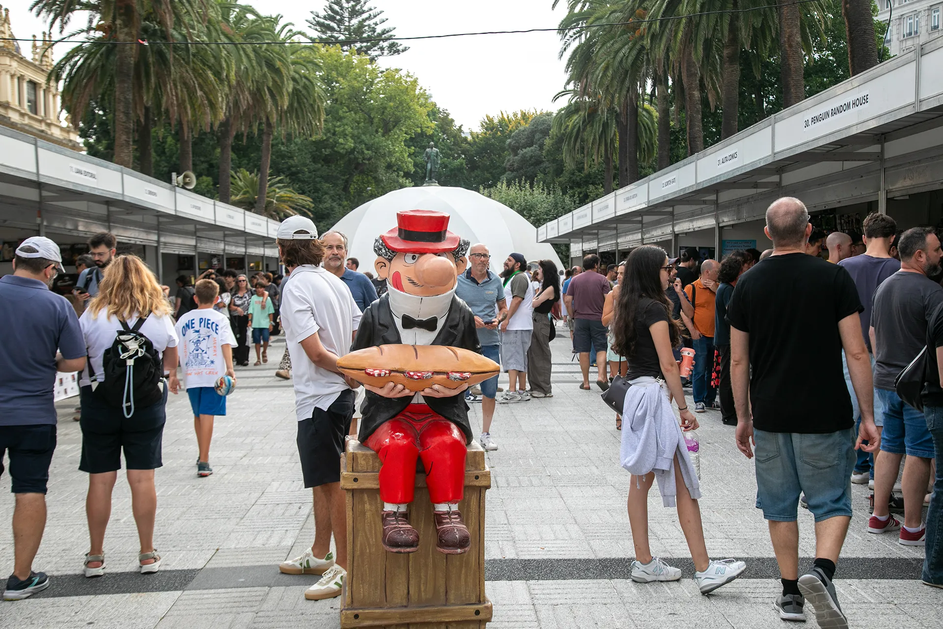 Figura de carpanta no medio das casetas do Vi&ntilde;etas