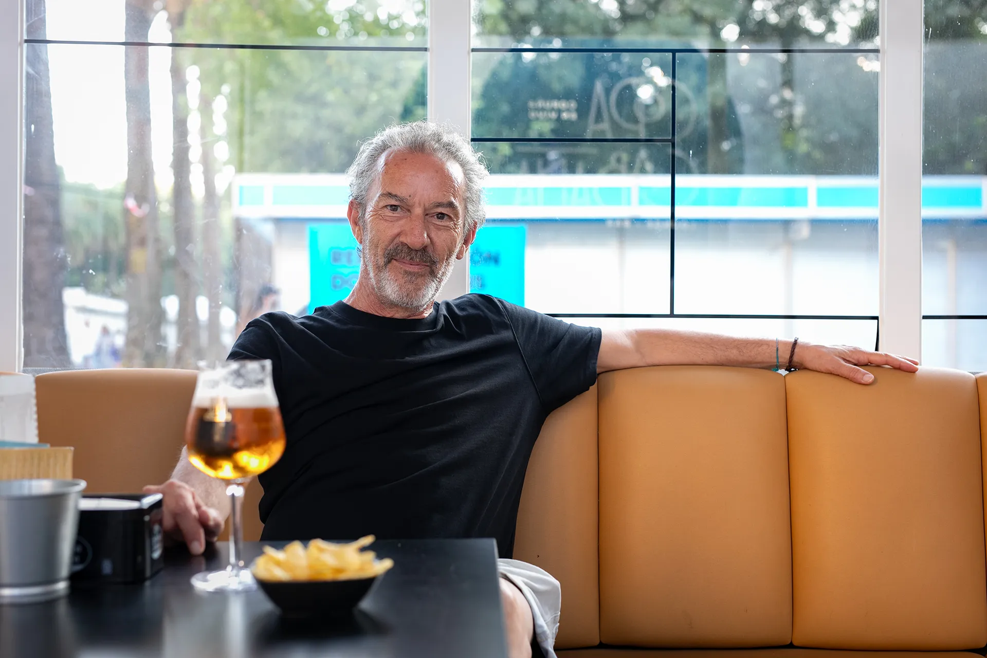 Alberto Taracido nun sof&aacute; dunha cafeter&iacute;a
