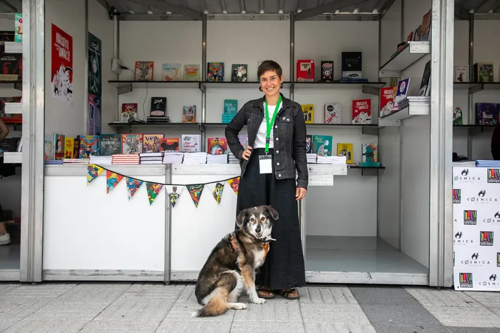Marta Tutone, editora diante do seu posto en Viñetas