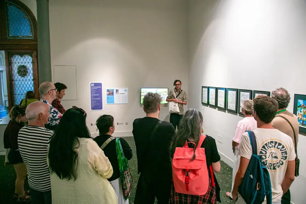 Miguel Robledo na visita guiada da súa exposición