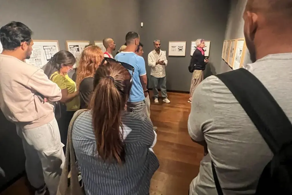 Xente na exposición de cómic palestino