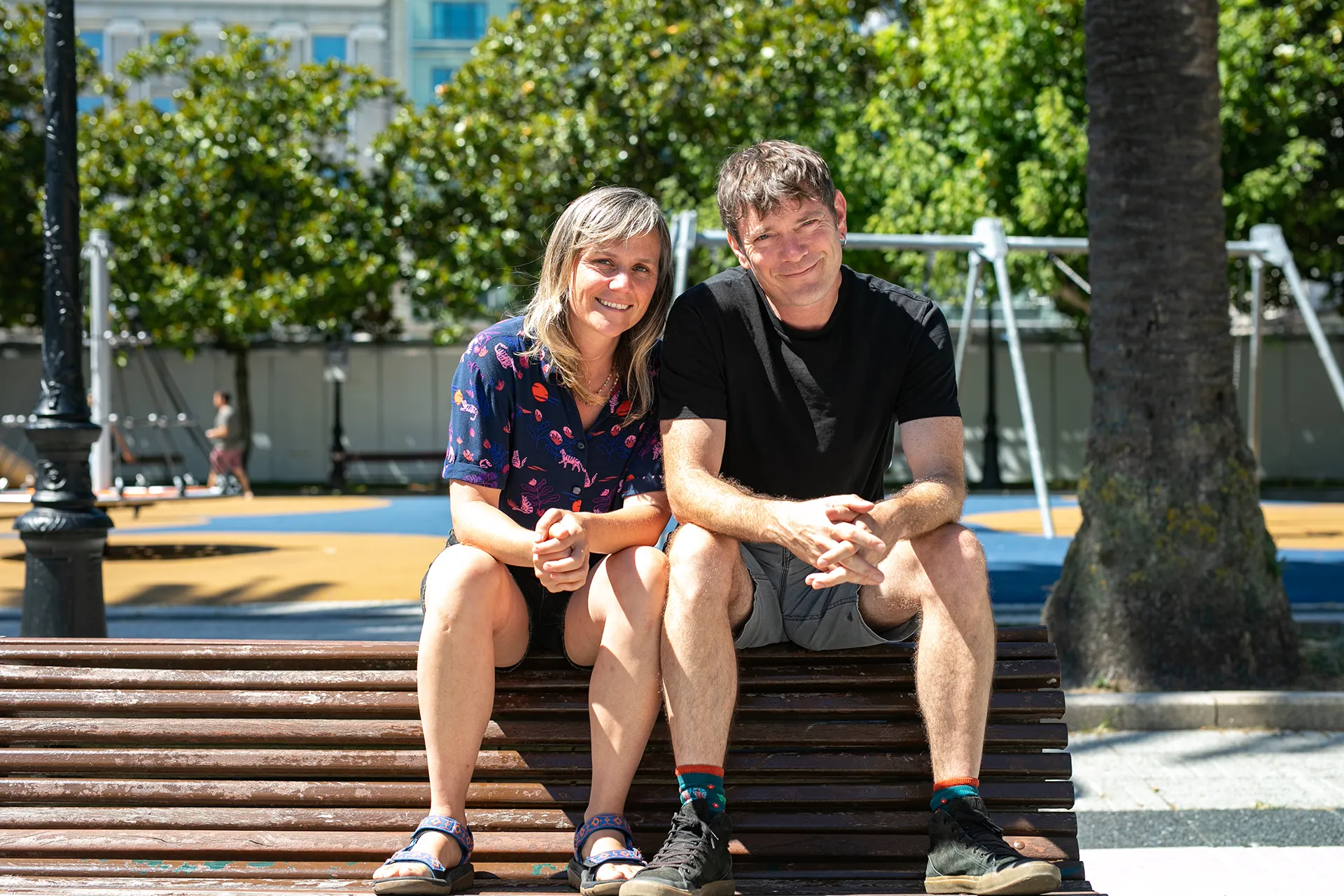 Lisa Lugrin e Clement Xabier sentados nun banco dun parque